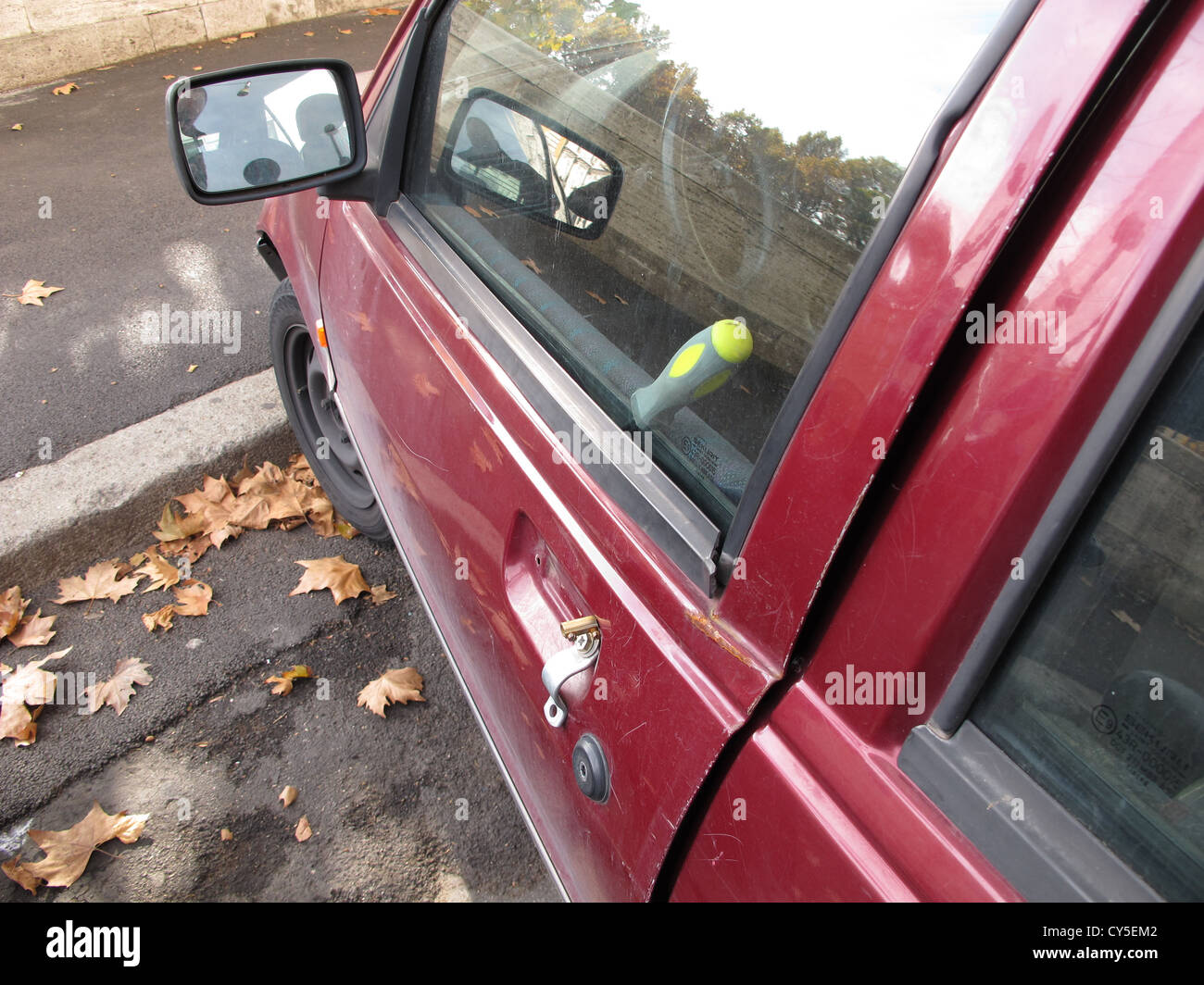 Auto con danneggiato la serratura della porta e del cacciavite a finestra  di riparazione Foto stock - Alamy