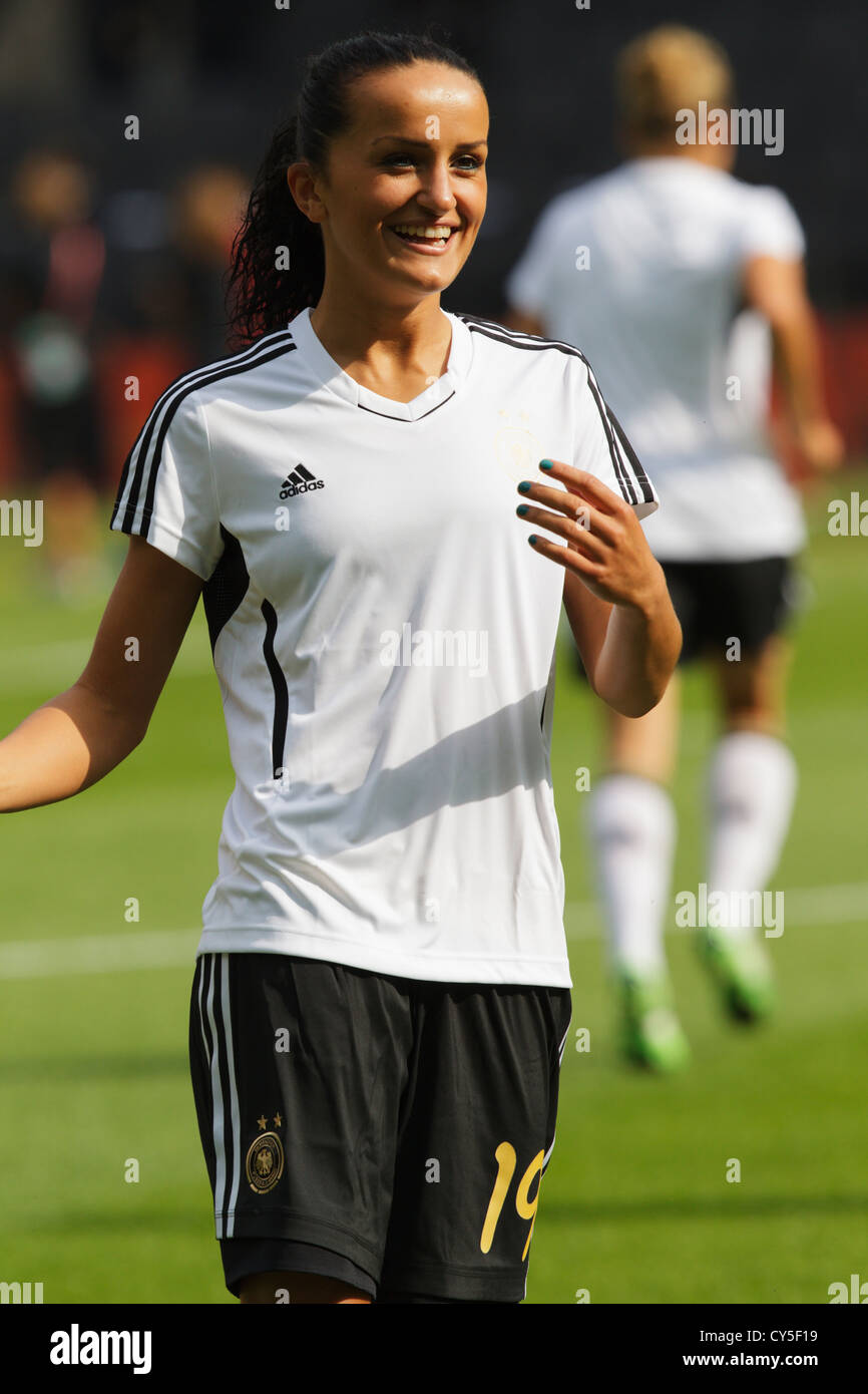 Fatmire Bajramaj di Germania sorrisi durante il warm up prima che la partita di apertura della FIFA femminile di Coppa del Mondo di calcio. Foto Stock