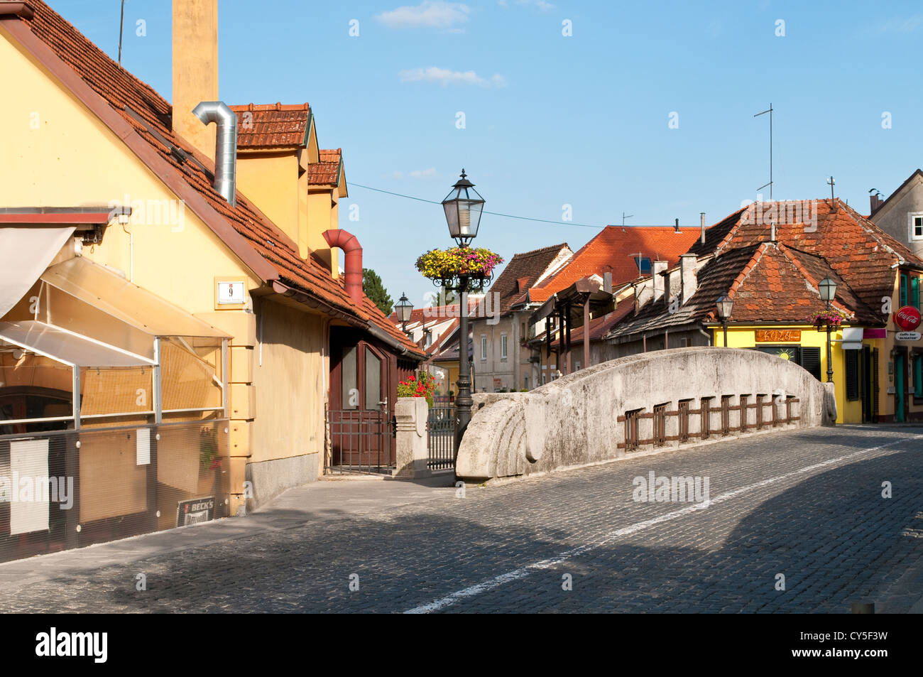 Ponte Vecchio e case nella città di Samobor, Croazia Foto Stock