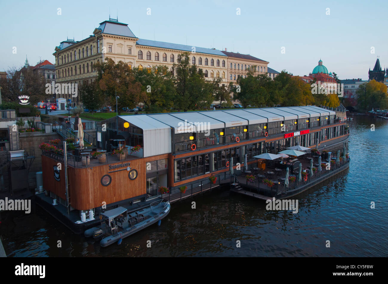 Barca flottante ristorante avviato nel 2012 nella parte anteriore della vecchia città sul fiume Vltava centrale di Praga Repubblica Ceca Europa Foto Stock