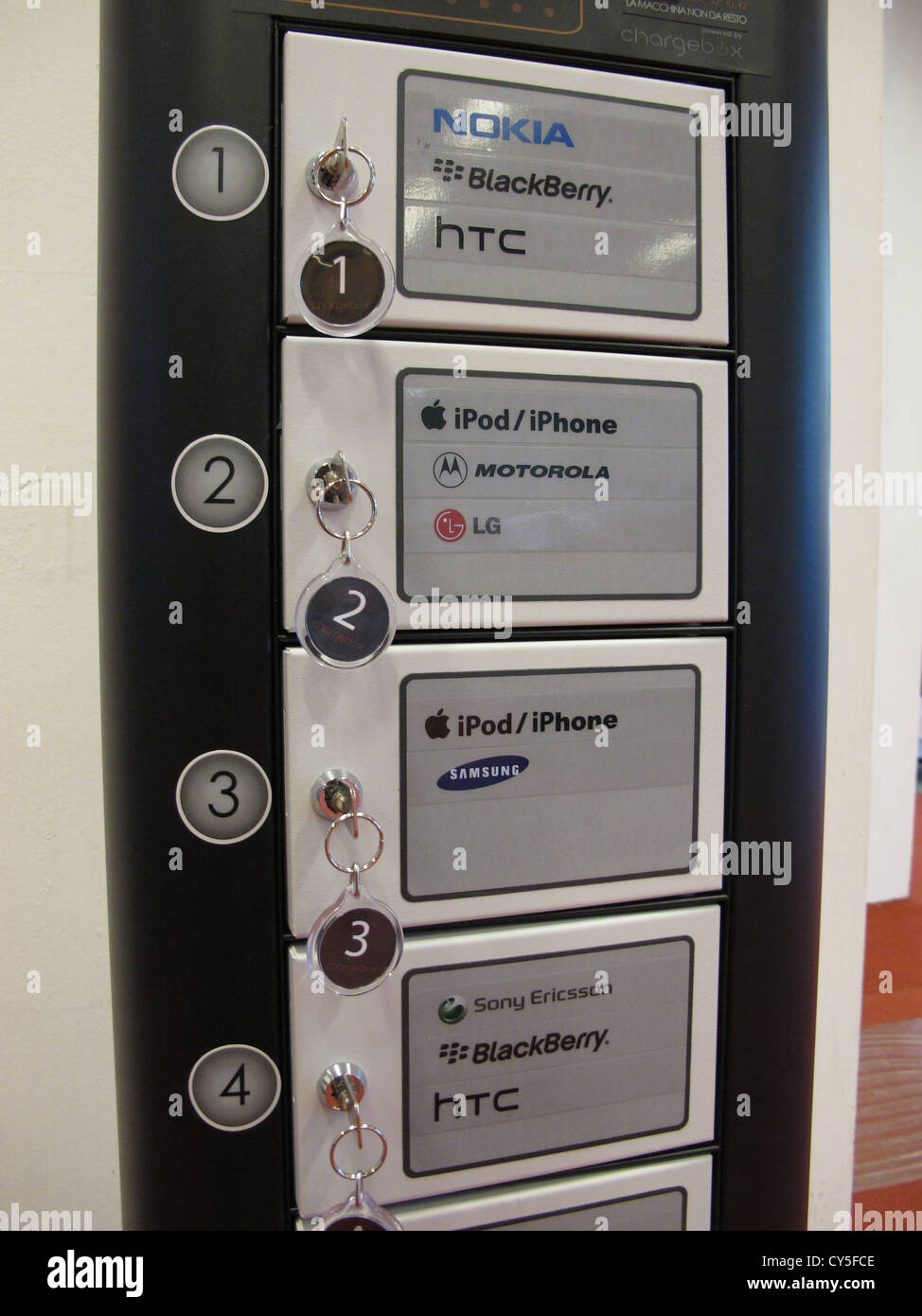 Chargebox per i telefoni cellulari al centro congressi Foto Stock
