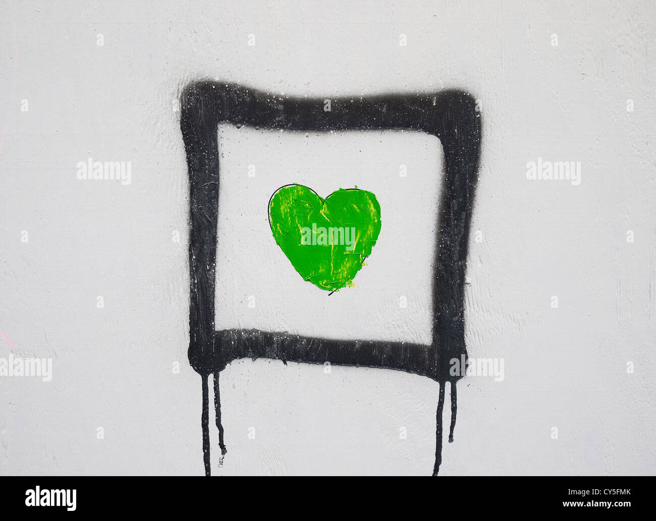 Cuore verde all'interno del contorno nero confine Foto Stock