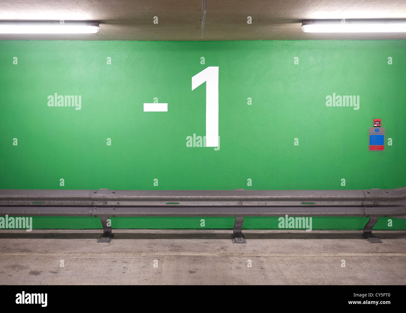 Meno uno 1, livello del parcheggio auto Foto Stock