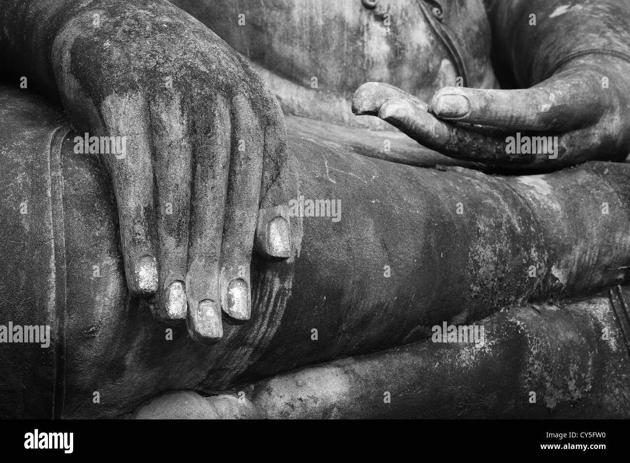 Mano di un antica immagine del Buddha al Sukhothai historical park, Thailandia (bianco e nero) Foto Stock