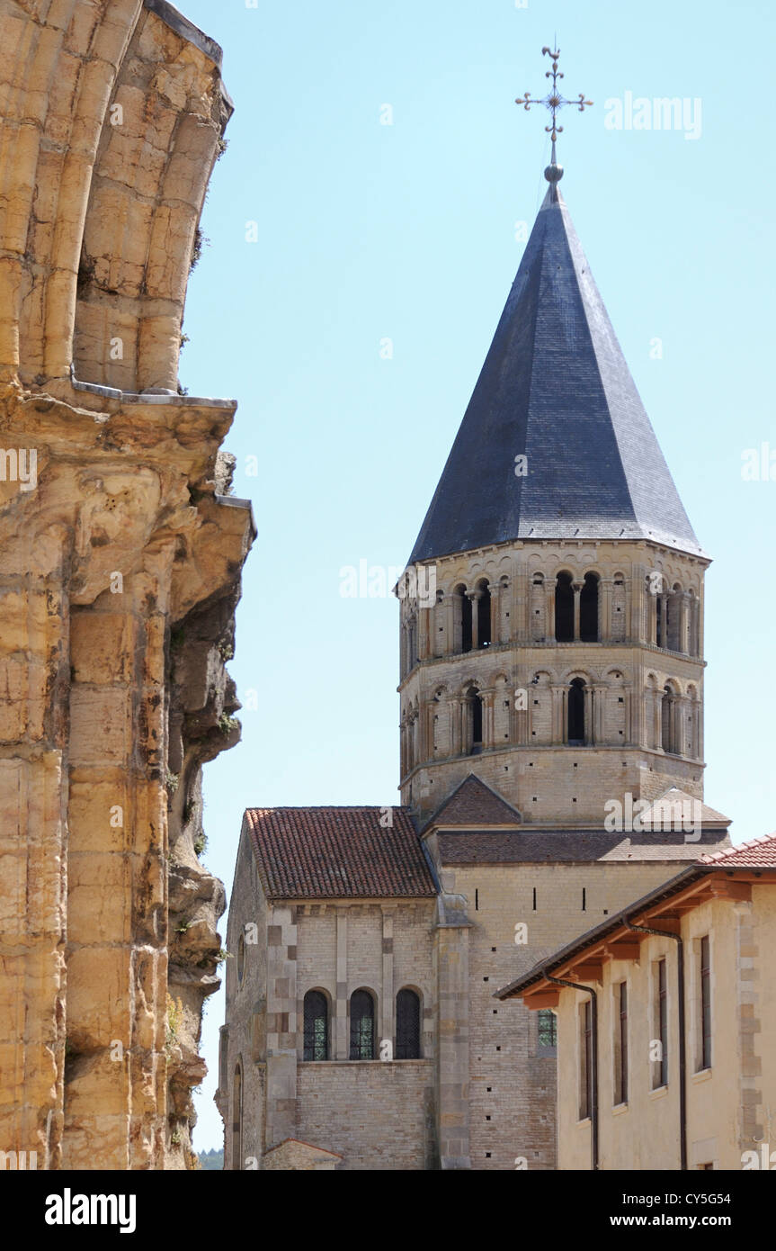 Campanile e rovine dell'antica abbazia di Cluny, Cluny, Saone et Loire, Bourgogne-Franche-Comté, Borgogna, Francia, Europa Foto Stock