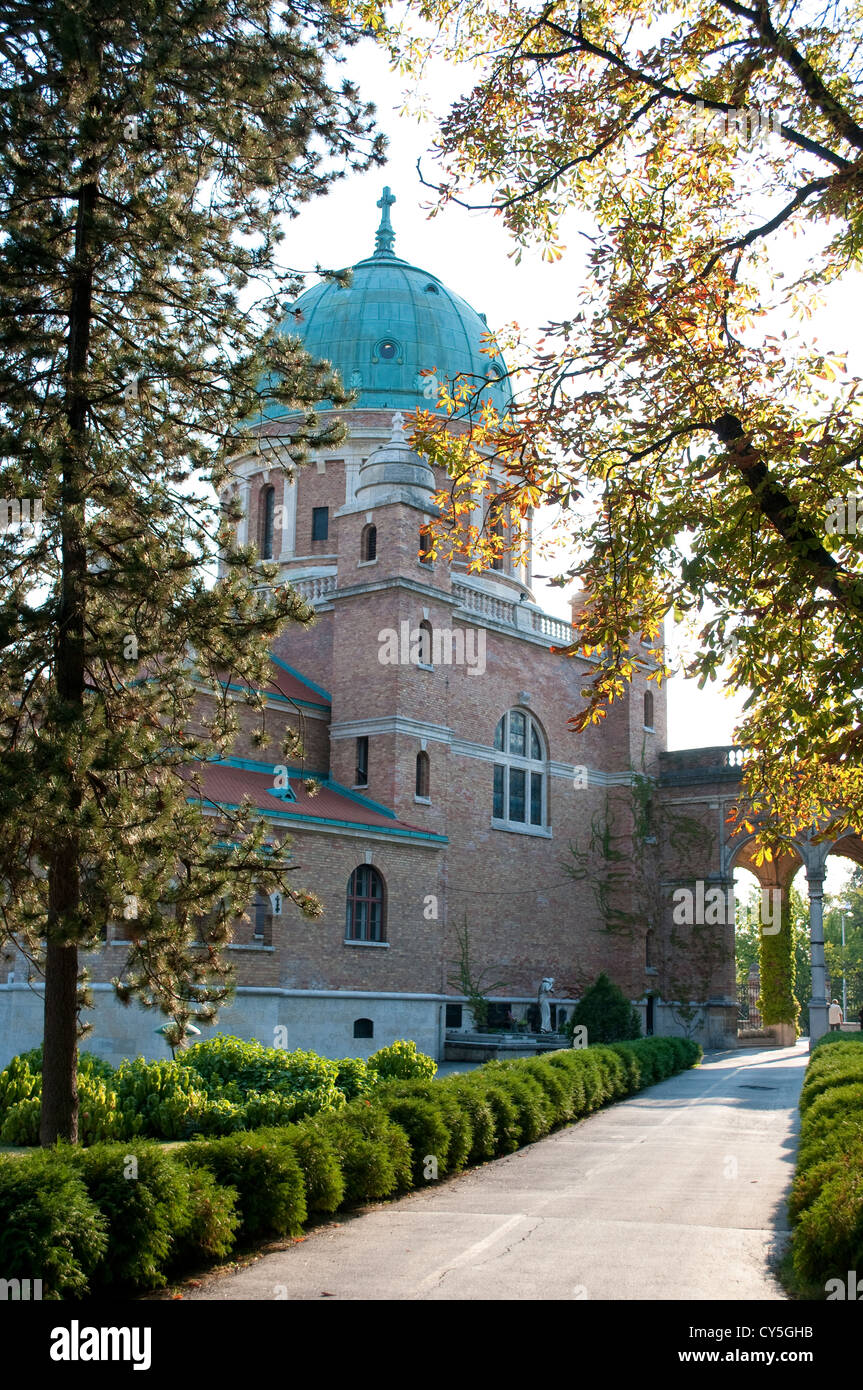 Il cimitero di Mirogoj Chiesa, Zagabria, Croazia Foto Stock