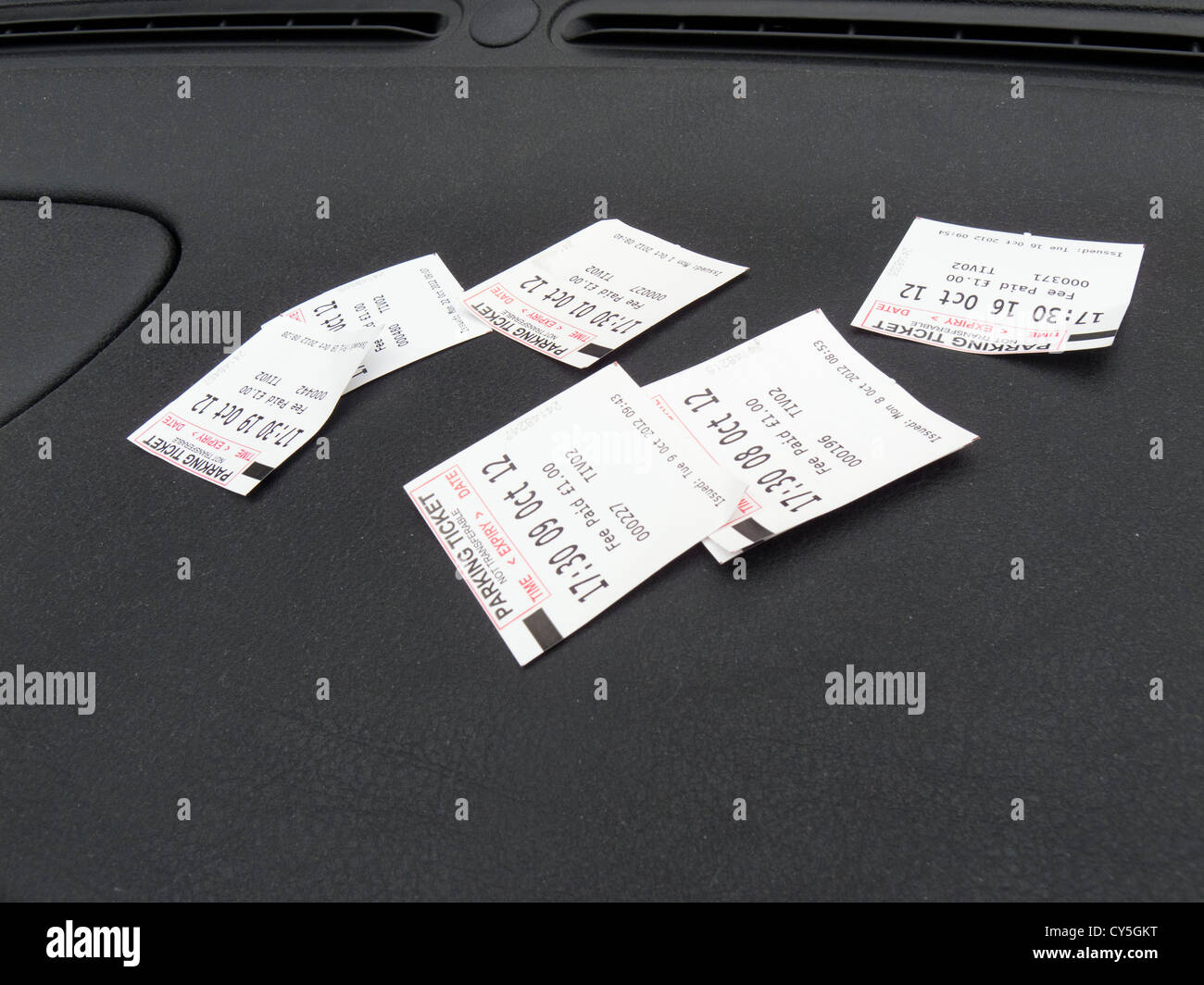 Pagare e visualizzare i biglietti per il parcheggio su un cruscotto di automobile. Foto Stock