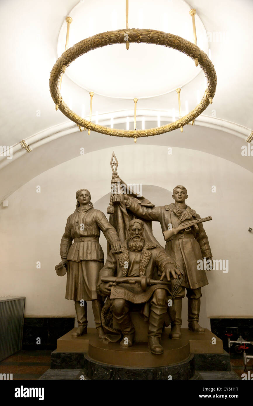 La scultura di partigiani bielorusso Belorusskaya presso la stazione della metropolitana di Mosca Foto Stock
