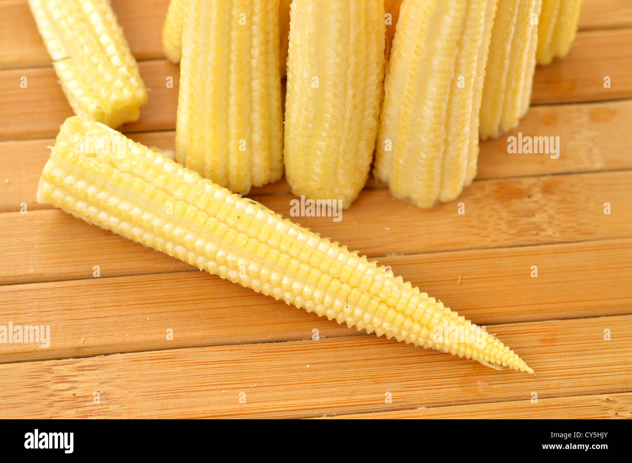 Baby corn close up su uno sfondo delle commissioni Foto Stock