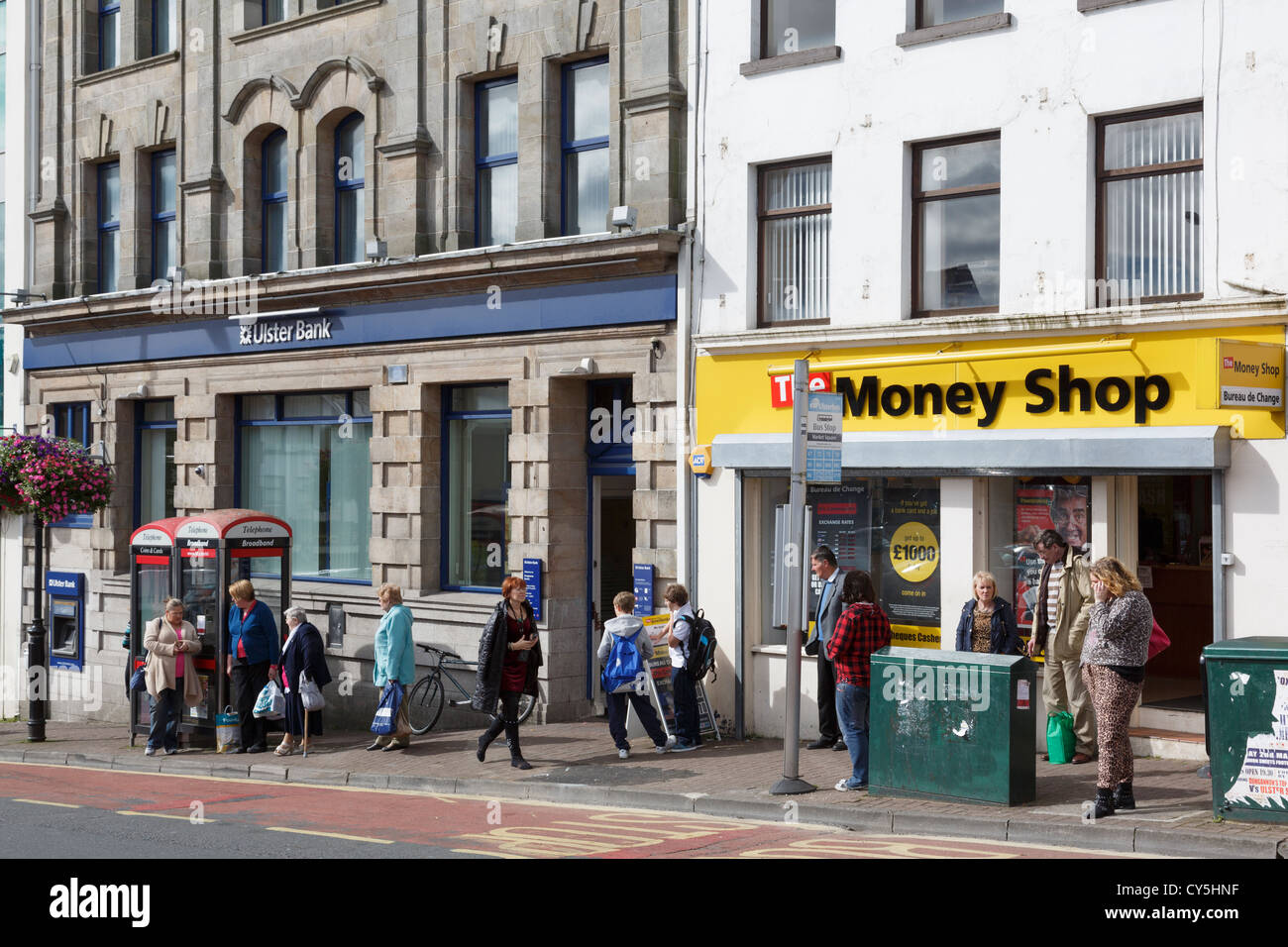 Ulster Bank branch accanto al negozio di denaro pawnbrokers nella piazza del mercato, Dungannon, County Tyrone, Irlanda del Nord, Regno Unito Foto Stock