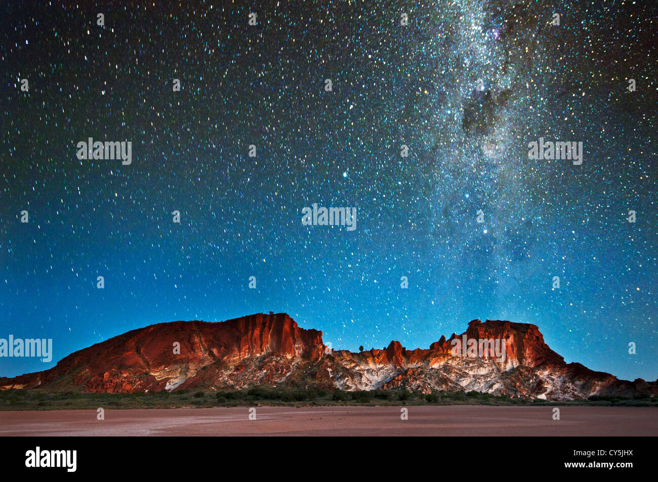 Famosa Rainbow Valley sotto le stelle. Foto Stock