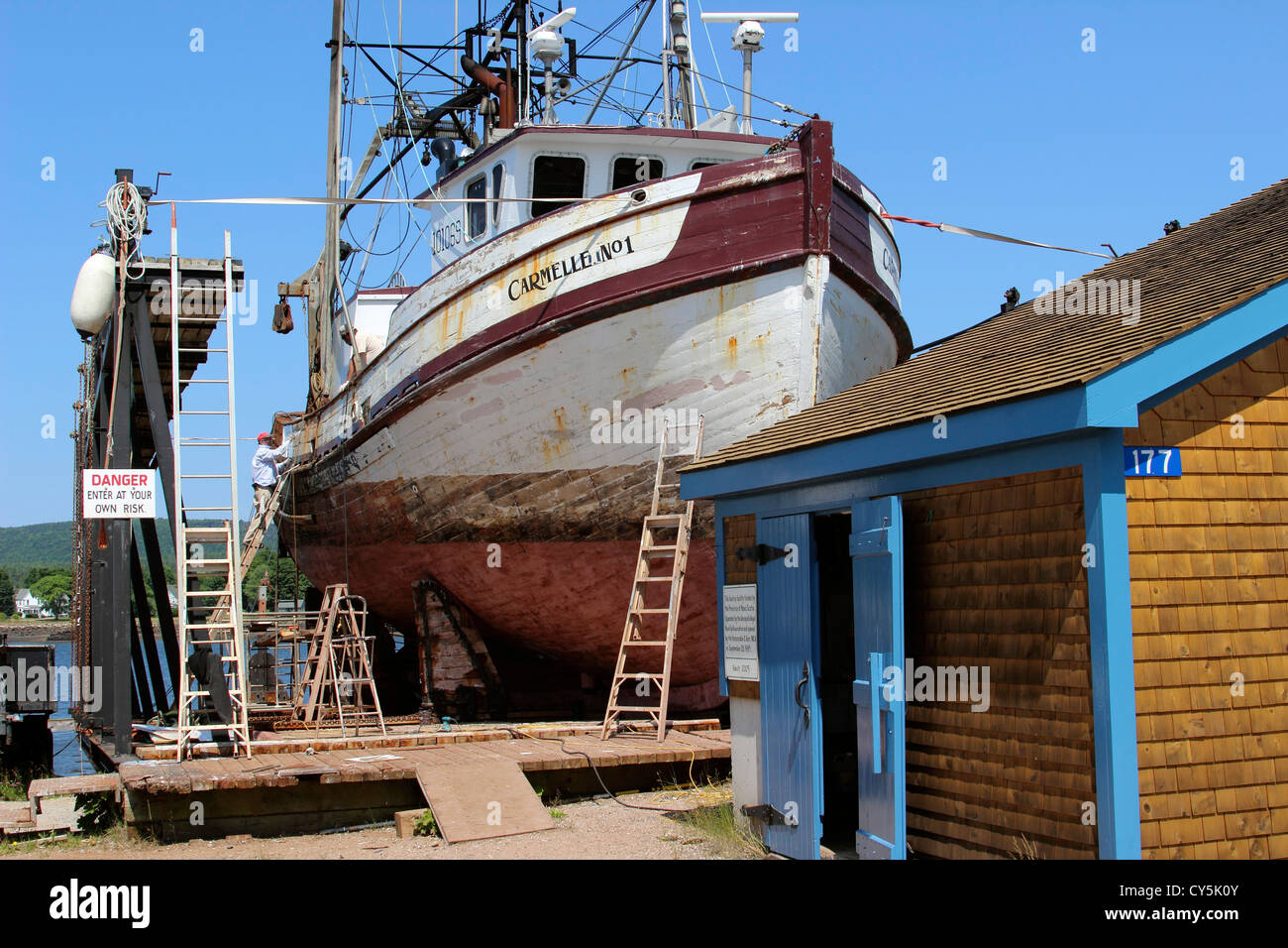 Canada Nova Scotia Baia di Fundy Annapolis Royal Le province marittime della flotta di pesca lavoratori riparazione cantiere peschereccio barca Foto Stock