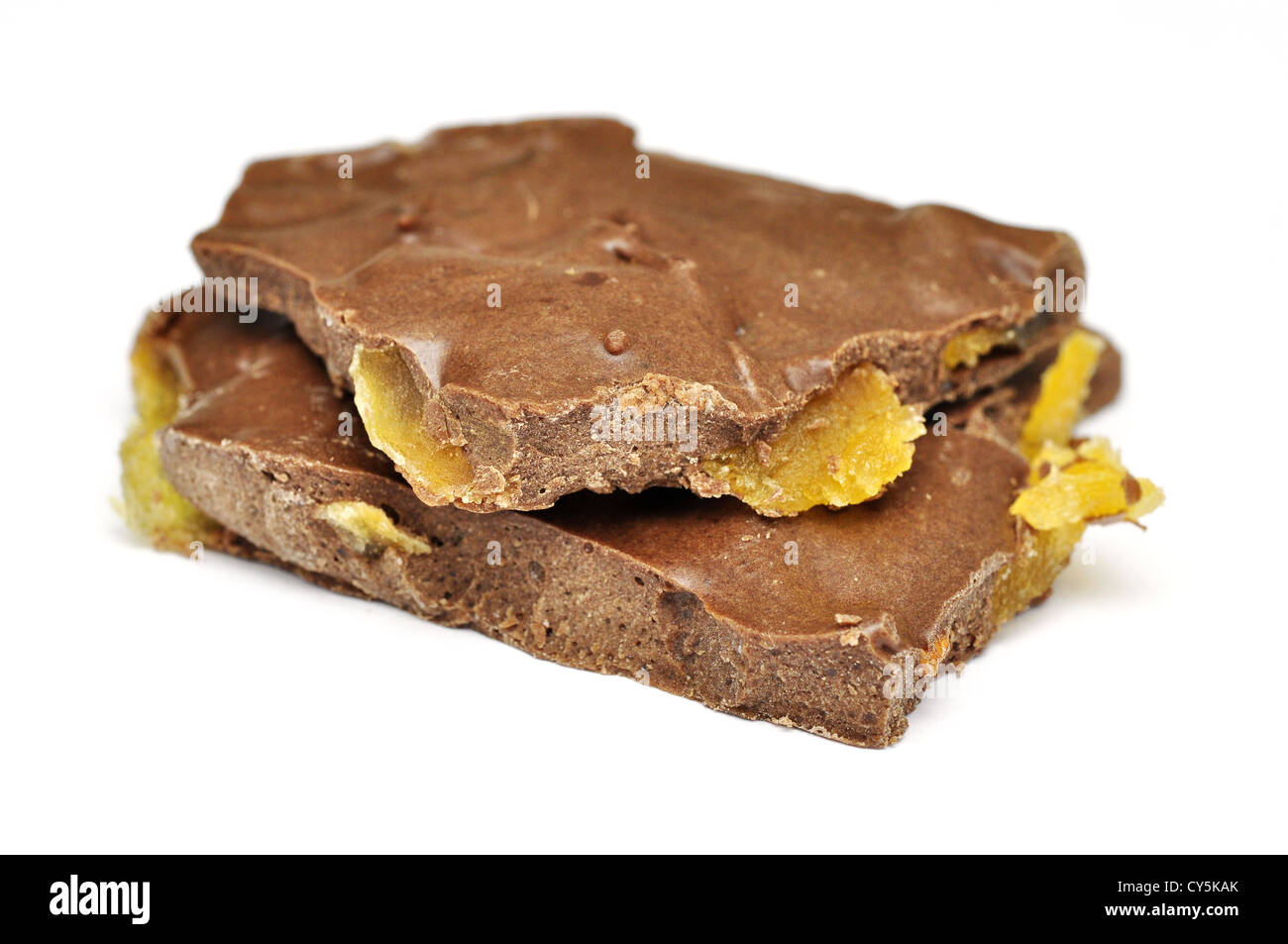 Cioccolato artigianale con frutta candita isolati su sfondo bianco. Small shallow DOF. Foto Stock