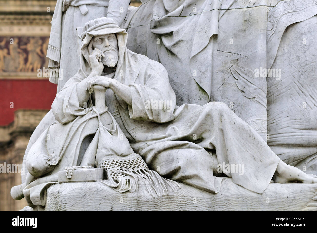 Londra, Inghilterra, Regno Unito. Albert Memorial - gruppo di statue che rappresentano in Asia. Royal Albert Hall in background Foto Stock