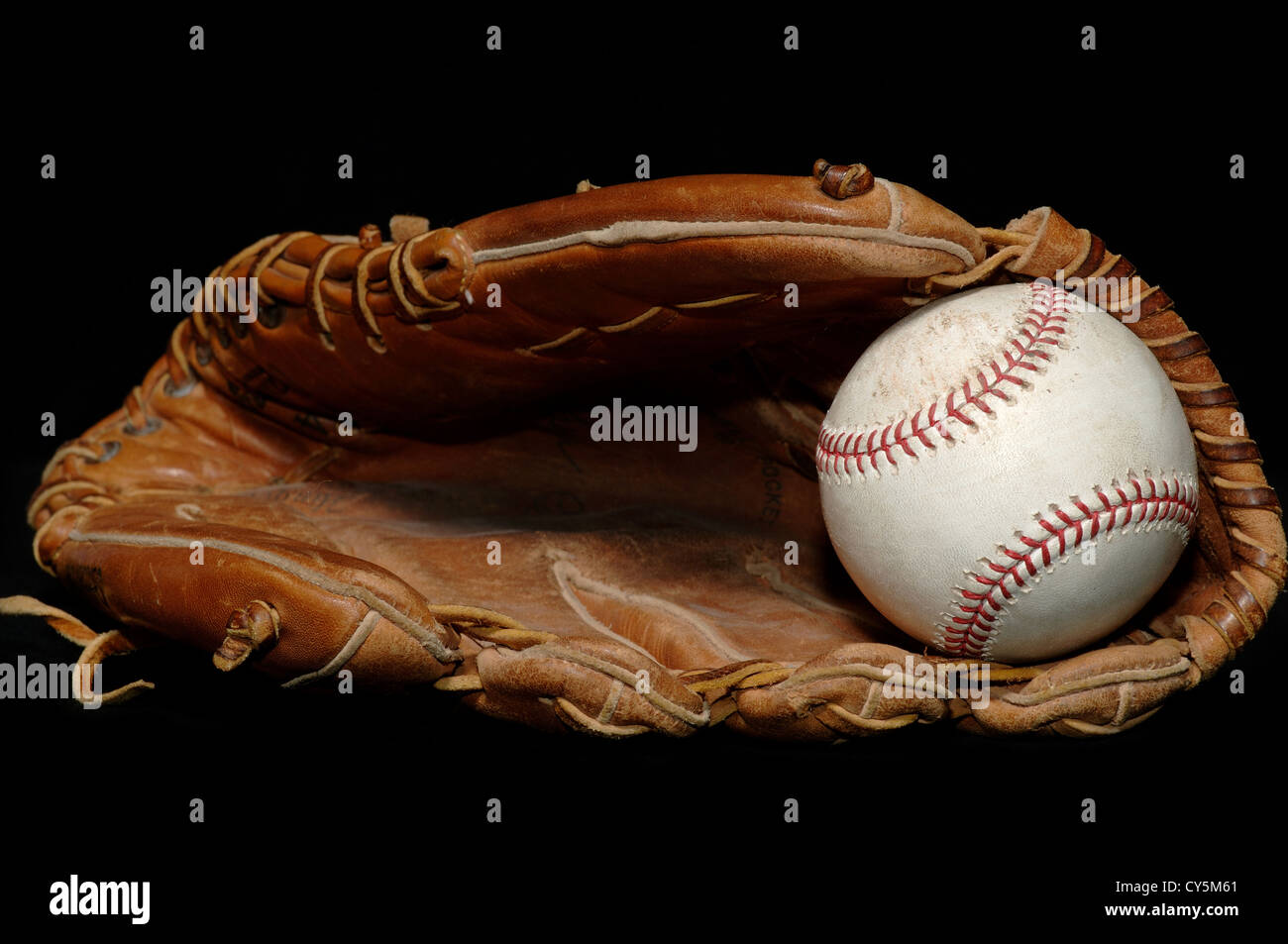 Il baseball in guanto su nero Foto Stock