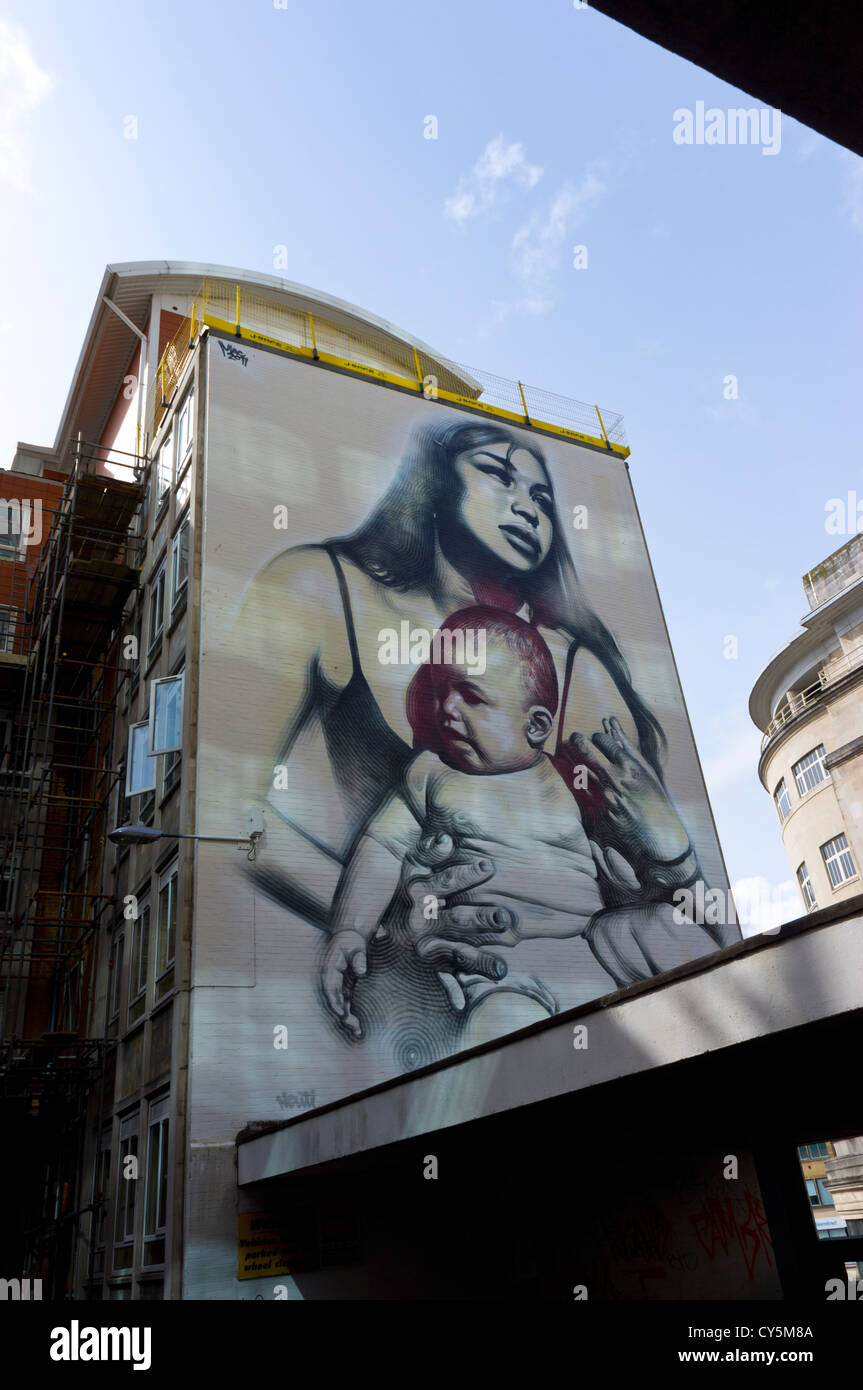 Mother & Baby graffiti creato da Elmac, dal 'See alcun male" mostra a Nelson Street, Bristol, Regno Unito. Foto Stock