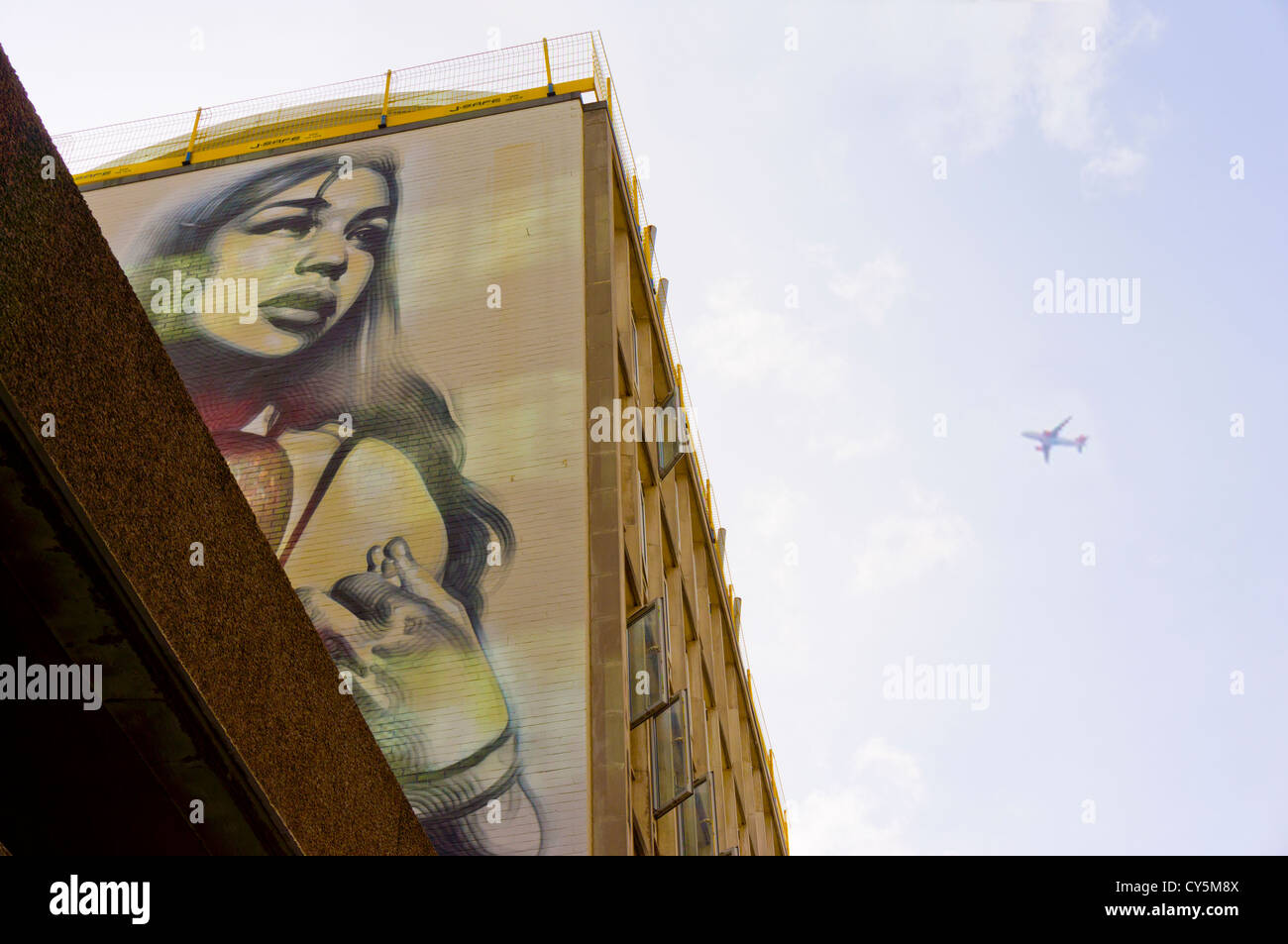 Mother & Baby graffiti creato da Elmac, dal 'See alcun male" mostra a Nelson Street, Bristol, Regno Unito. Aereo vola overhead. Foto Stock