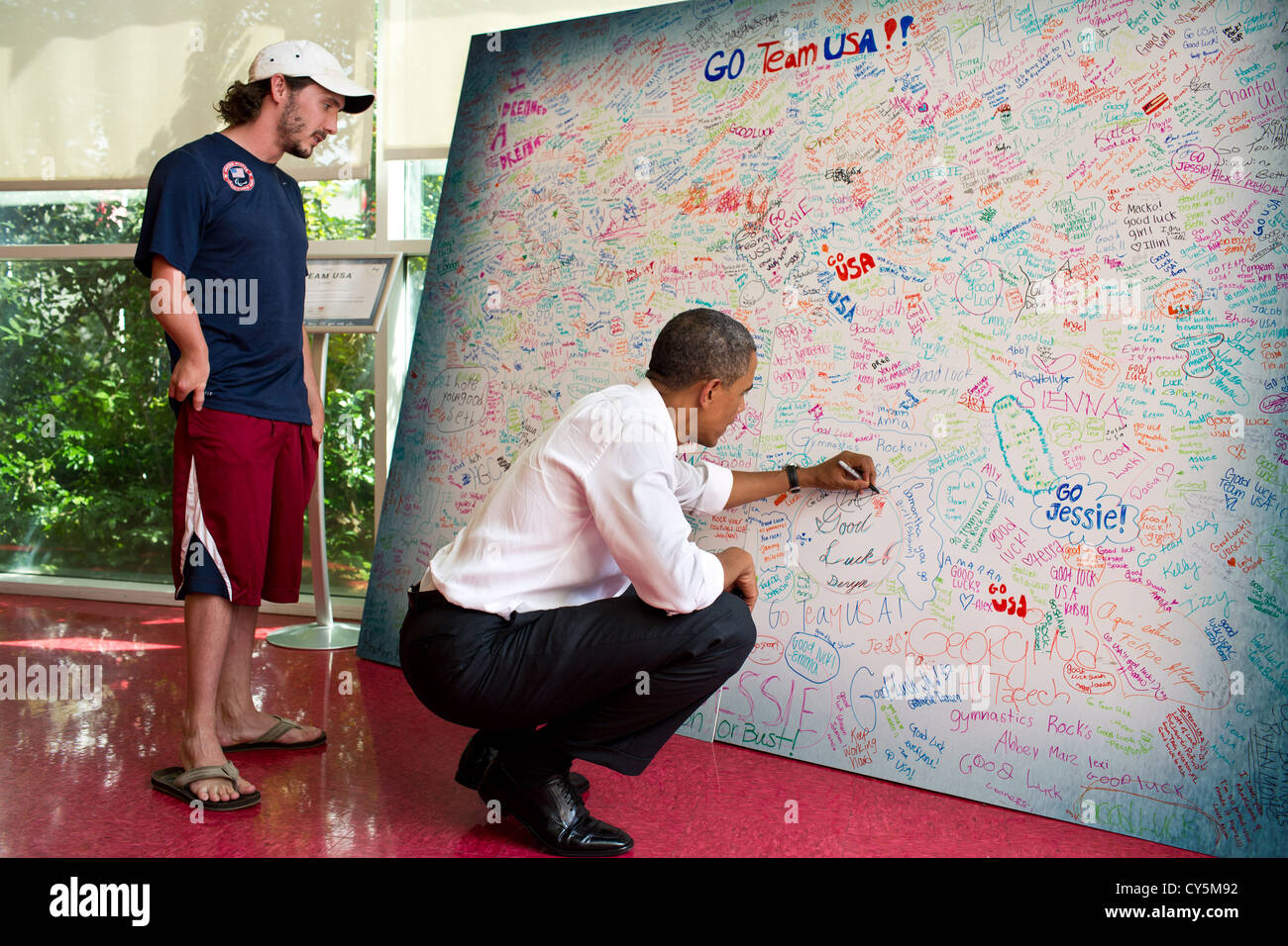 Nuotatore paralimpico Michael Prout orologi come presidente degli Stati Uniti Barack Obama segni una pensione per gli atleti durante una visita alla US Olympic Training Facility Agosto 9, 2012 in Colorado Springs, Colorado. Foto Stock