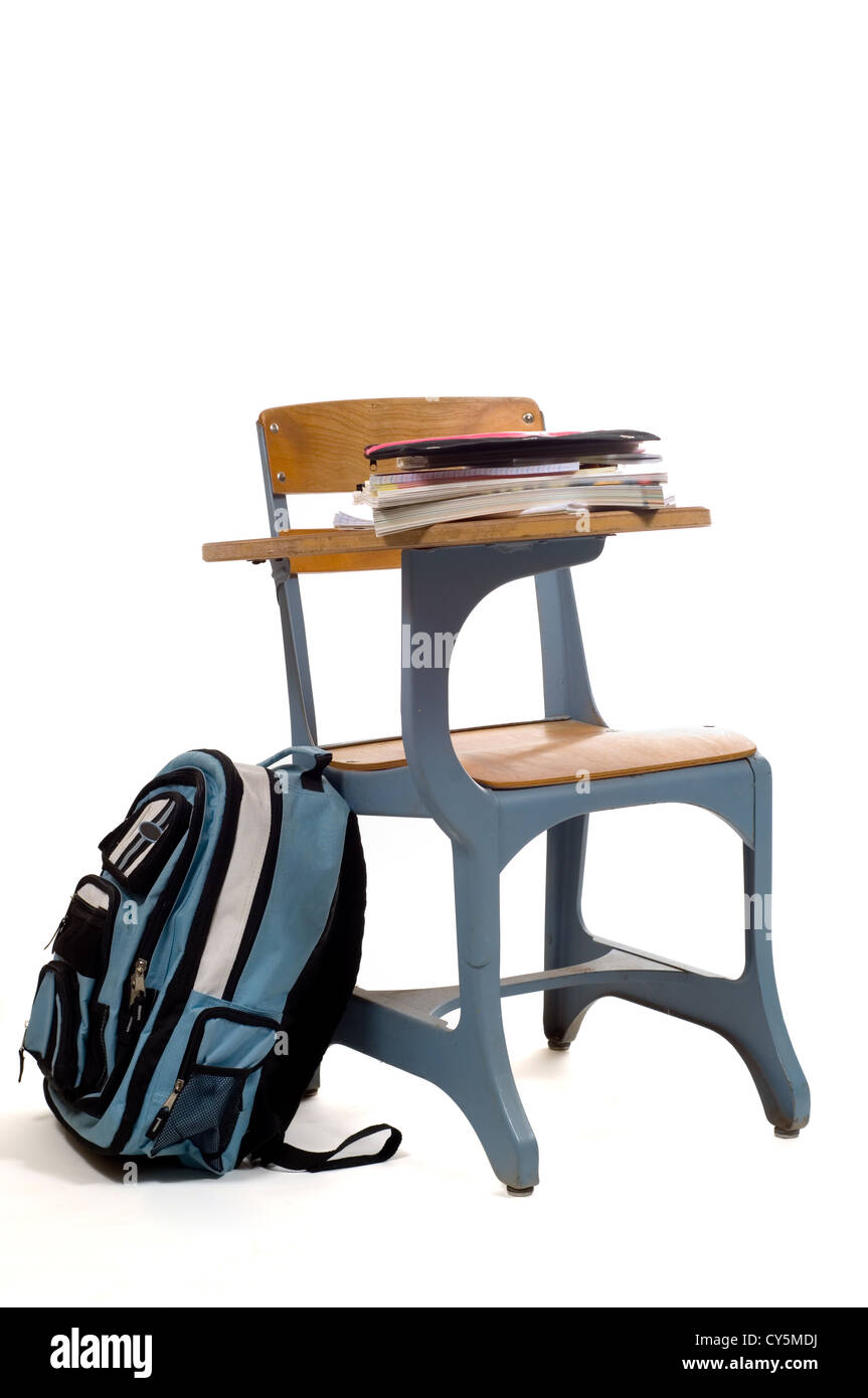 Banco di scuola con forniture varie e un back pack - bookbag Foto Stock