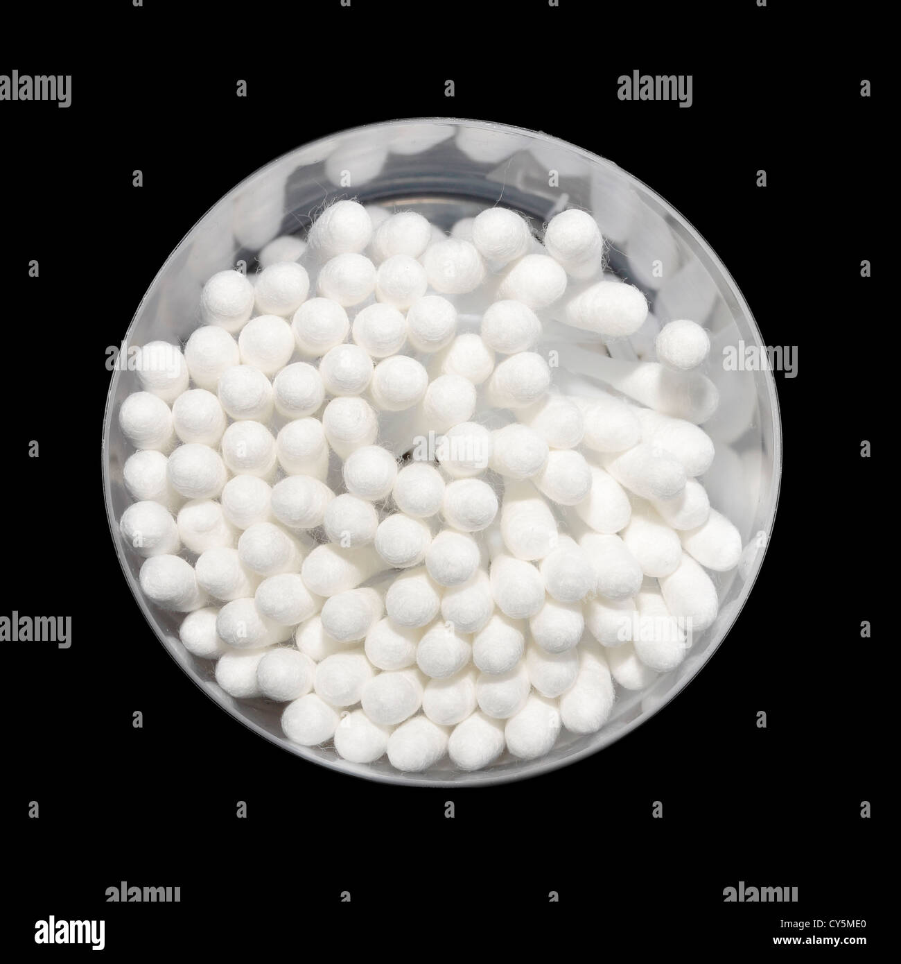 Bastoncini di cotone in un contenitore circolare vista dal di sopra su uno sfondo nero Foto Stock
