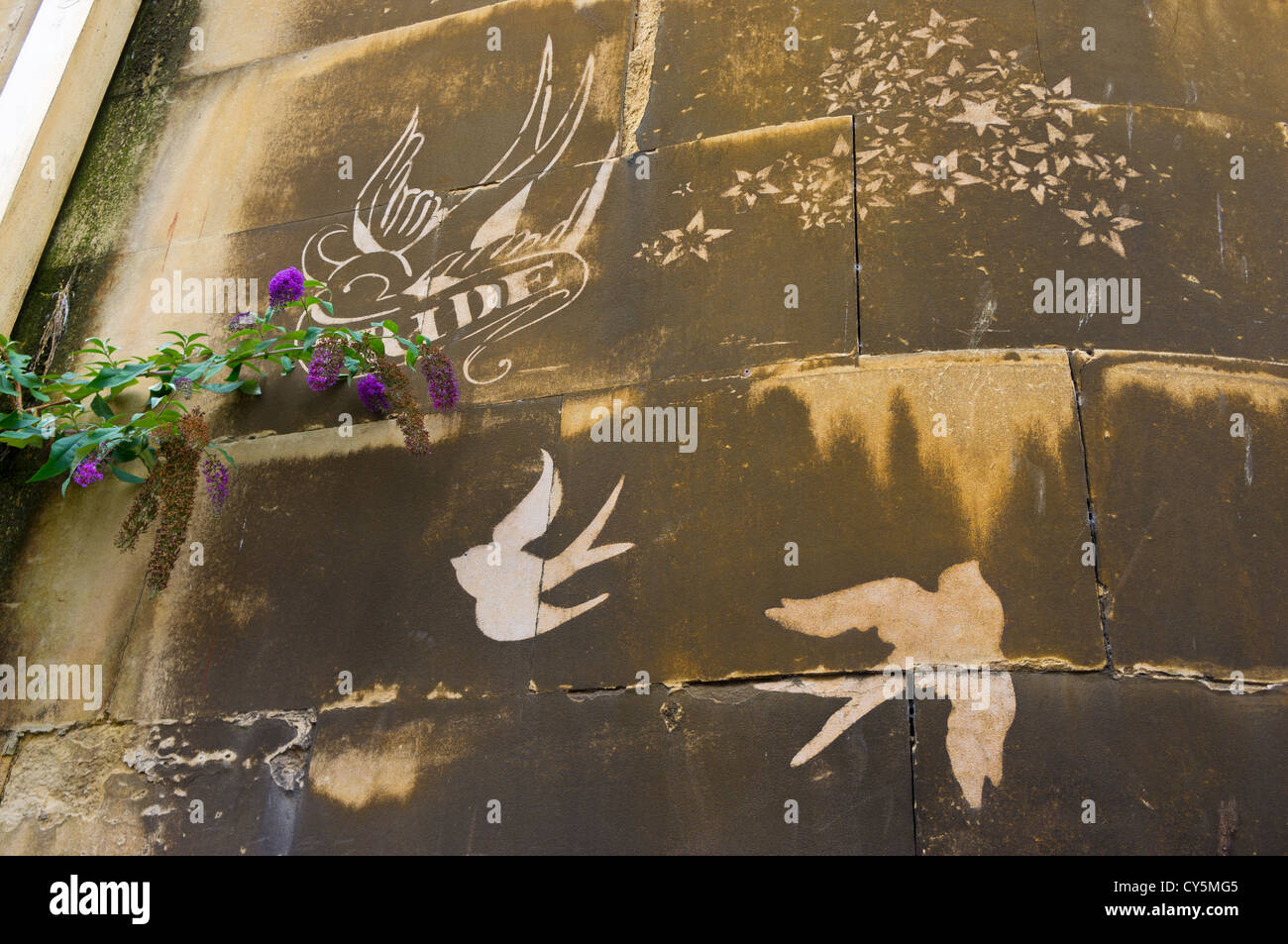 "Holding per un eroe' tattoo-style street art sulle pareti della ex Stazione Centrale di Polizia, Nelson Street, Bristol, Regno Unito. Foto Stock