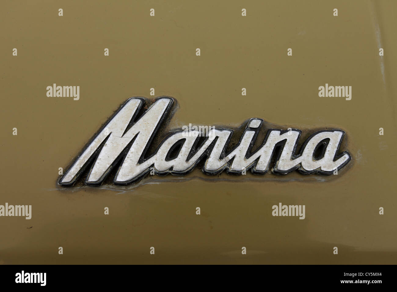 Badge per auto su un vintage anni settanta British auto la Morris Marina Foto Stock