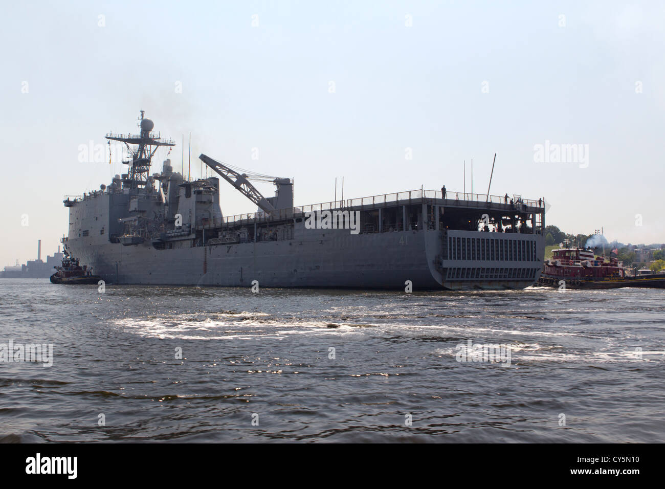USS Whidbey Island (LSD 41) uscire Baltomore il Porto Interno di Baltimore settimana Navy 2010 Foto Stock