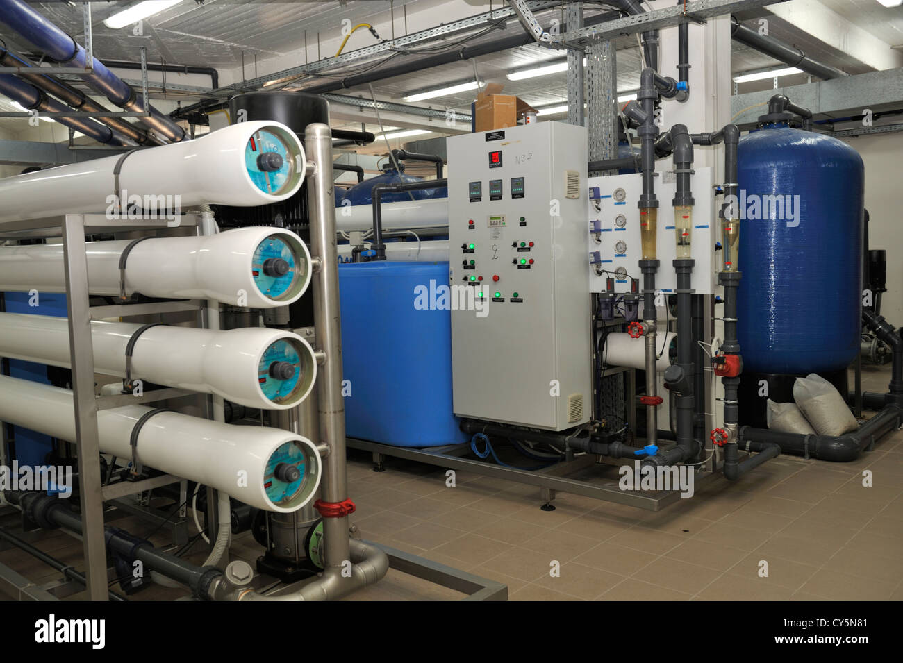 Acqua impianto di trattamento del pannello di controllo e invertire osmoses membrana e sistema di filtraggio Foto Stock