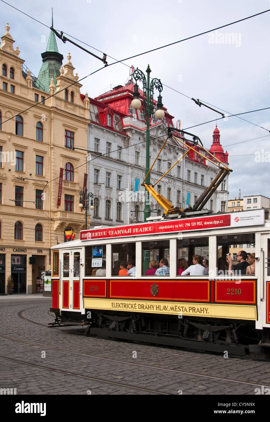I turisti in gita turistica in tram storico attraverso la Città Vecchia Praga Foto Stock