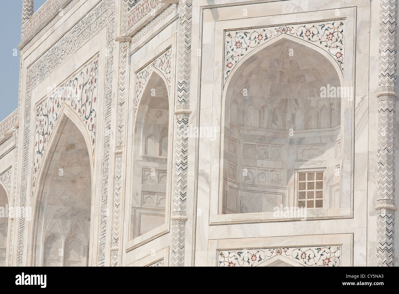 Dettaglio degli archi sulla facciata sud del Taj Mahal - Agra, Uttar Pradesh, India Foto Stock