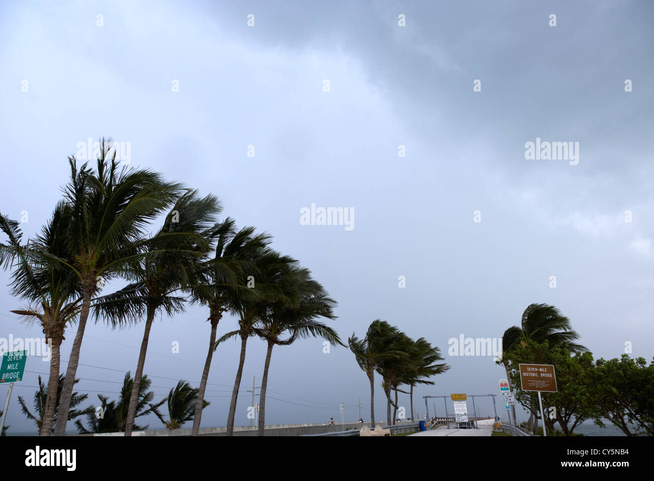 Oscura pioggia nuvole temporalesche soffiare oltre i sette miglia di ponte chiave maratona Florida keys usa Foto Stock