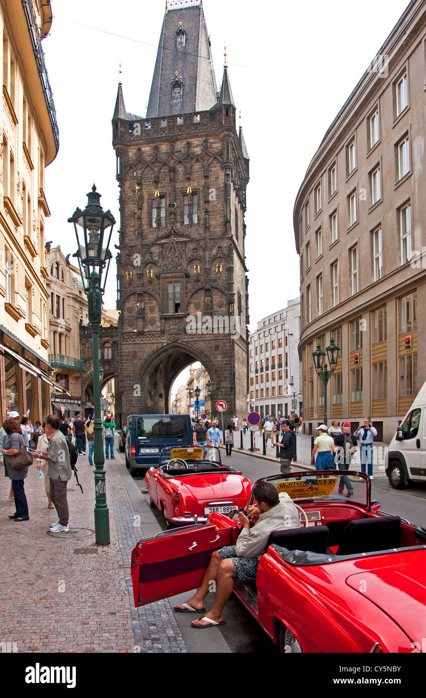 Classic Cars per visite turistiche nel centro storico di Praga vicino alla Torre della Polvere gate Foto Stock