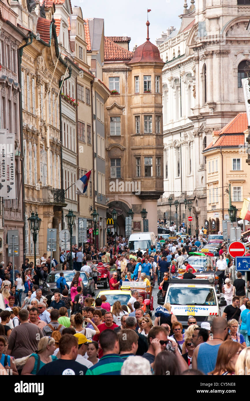 Estate folla turistica a Praga di Mostecka Street nel quartiere di Mala Strana Foto Stock