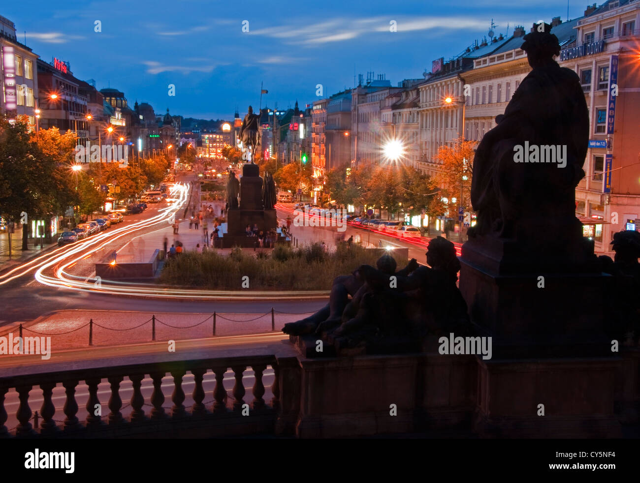 Piazza Venceslao dal Museo Nazionale passi di notte a Praga Foto Stock