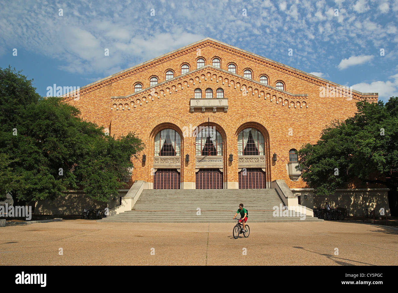 Un uomo biciclette passato Gregorio palestra, University of Texas di Austin Foto Stock
