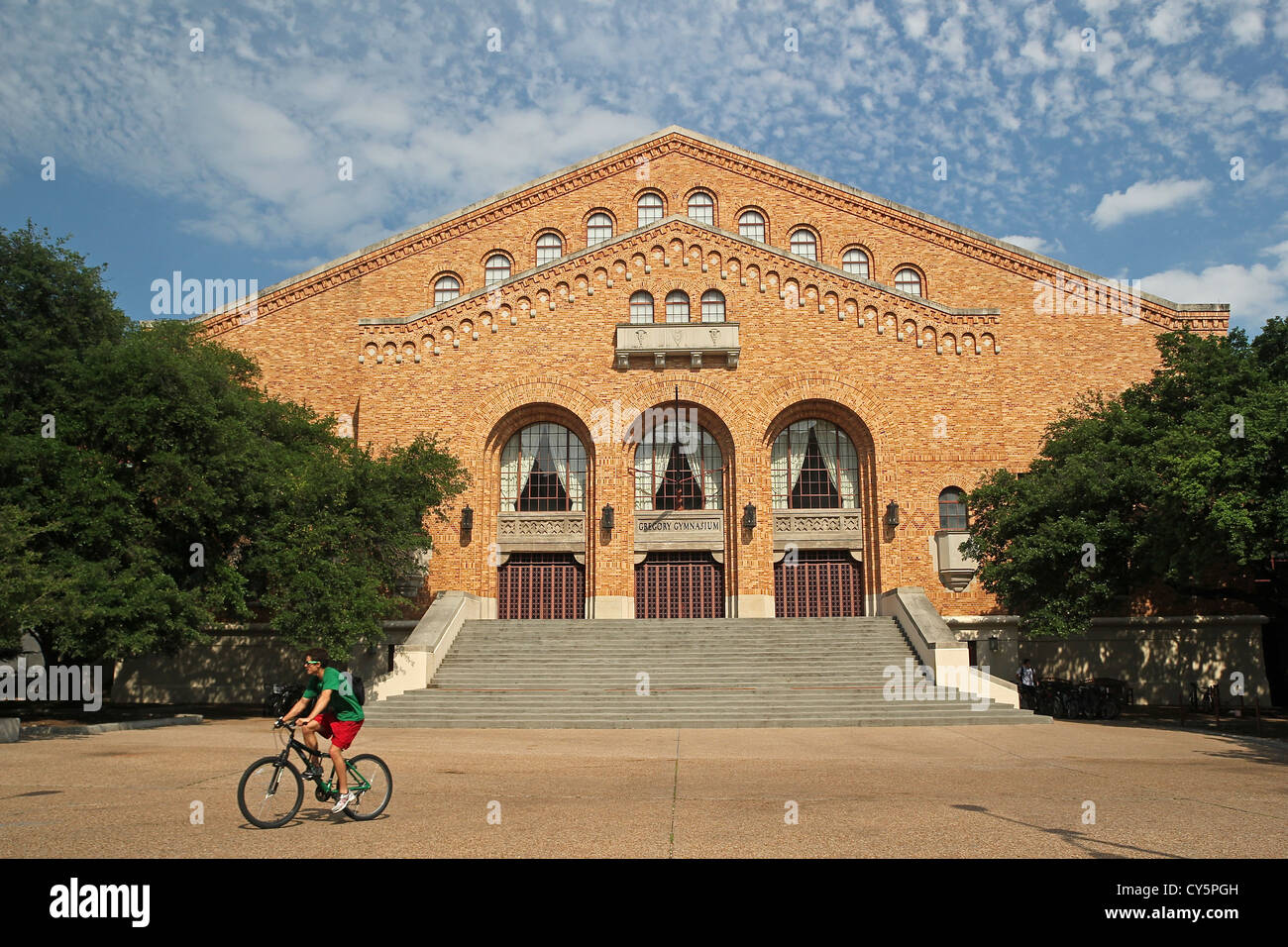 Un uomo biciclette passato Gregorio palestra, University of Texas di Austin Foto Stock