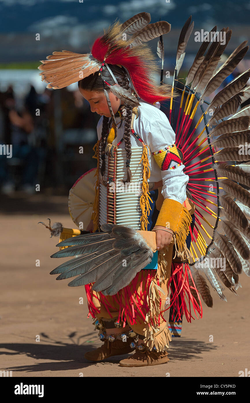 Chumash boy vestito in tradizionale regalia, danza al 2012 Chumash Inter Tribal Pow-wow in Santa Ynez Valley Foto Stock