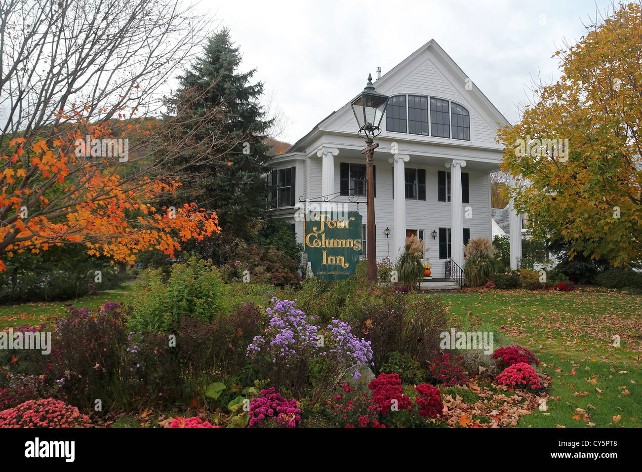 Un autunno vista delle Quattro Colonne Inn, Newfane, Vermont Foto Stock