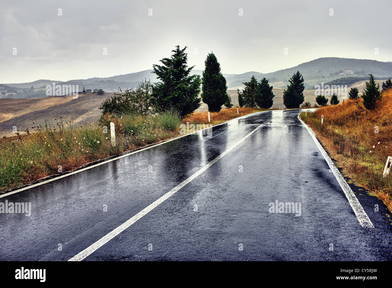 Tipico paesaggio con una strada in Toscana Foto Stock