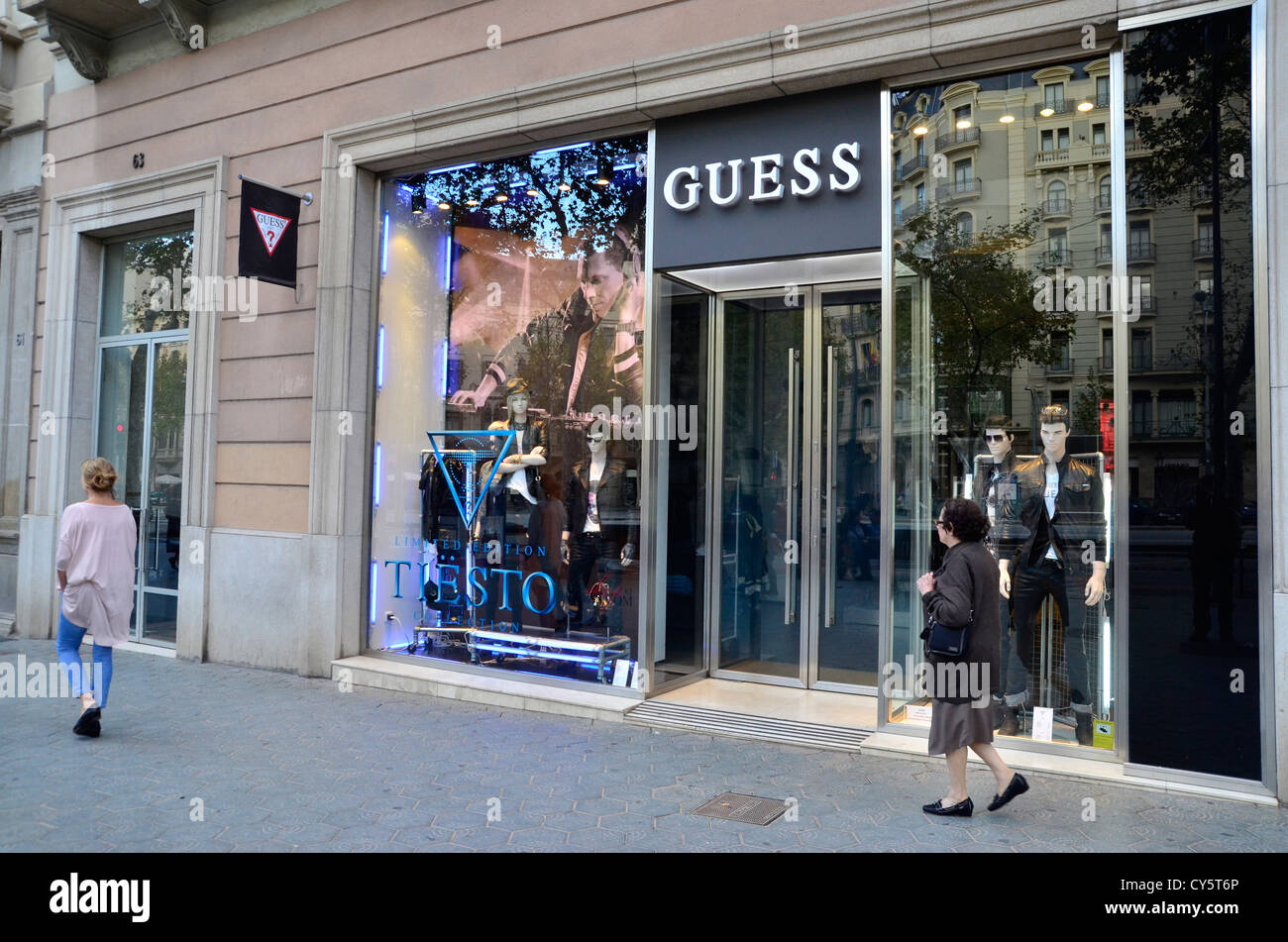 Guess Vetrina negozio in Passeig Gràcia, Barcellona. Tiësto collezione Foto  stock - Alamy
