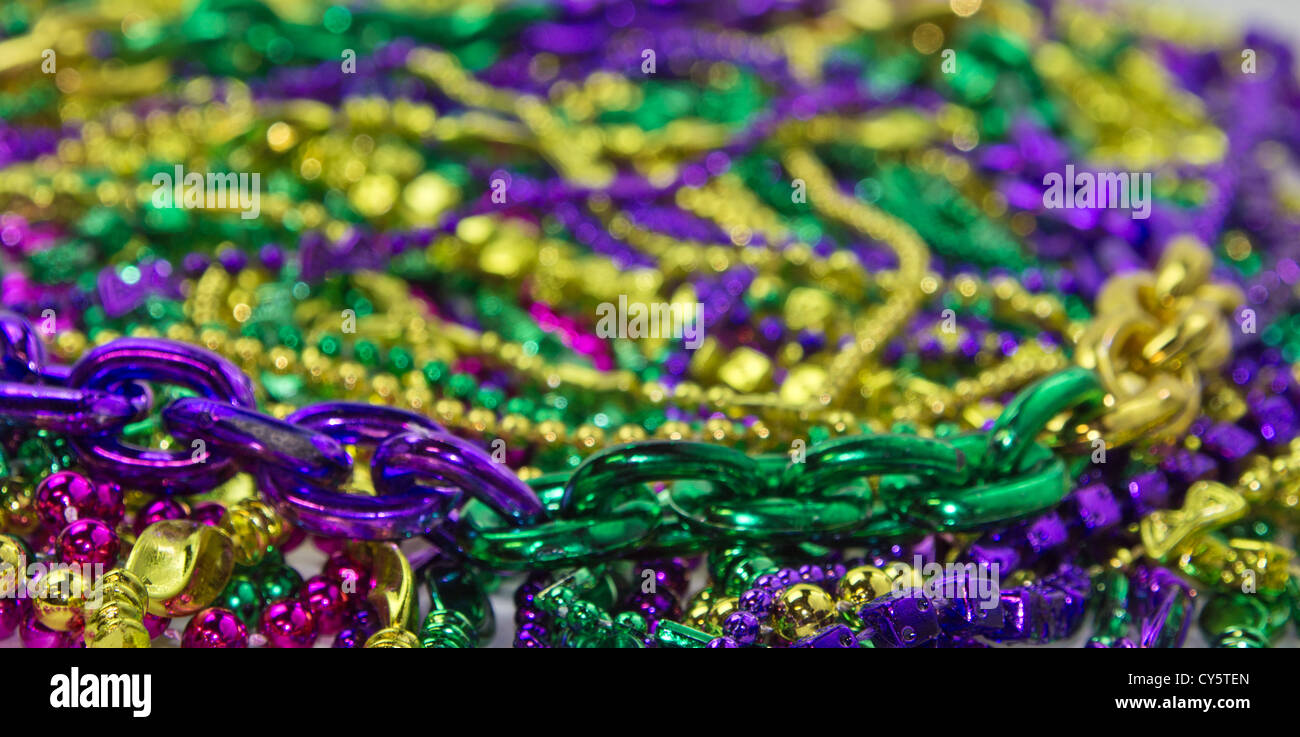 Sullo sfondo di un coloratissimo Mardi Gras beads Foto Stock