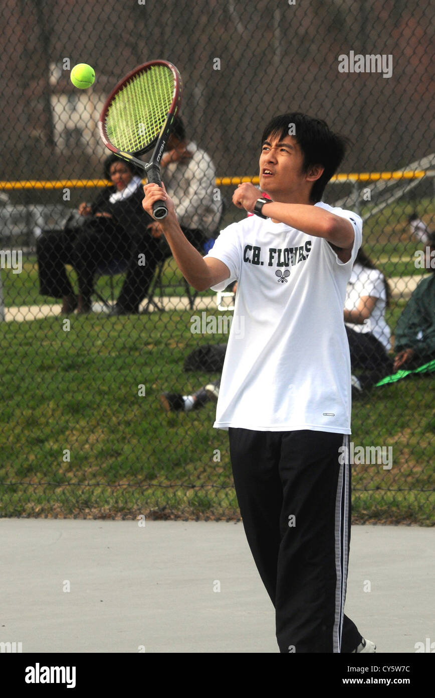 Teen giocando a tennis Foto Stock