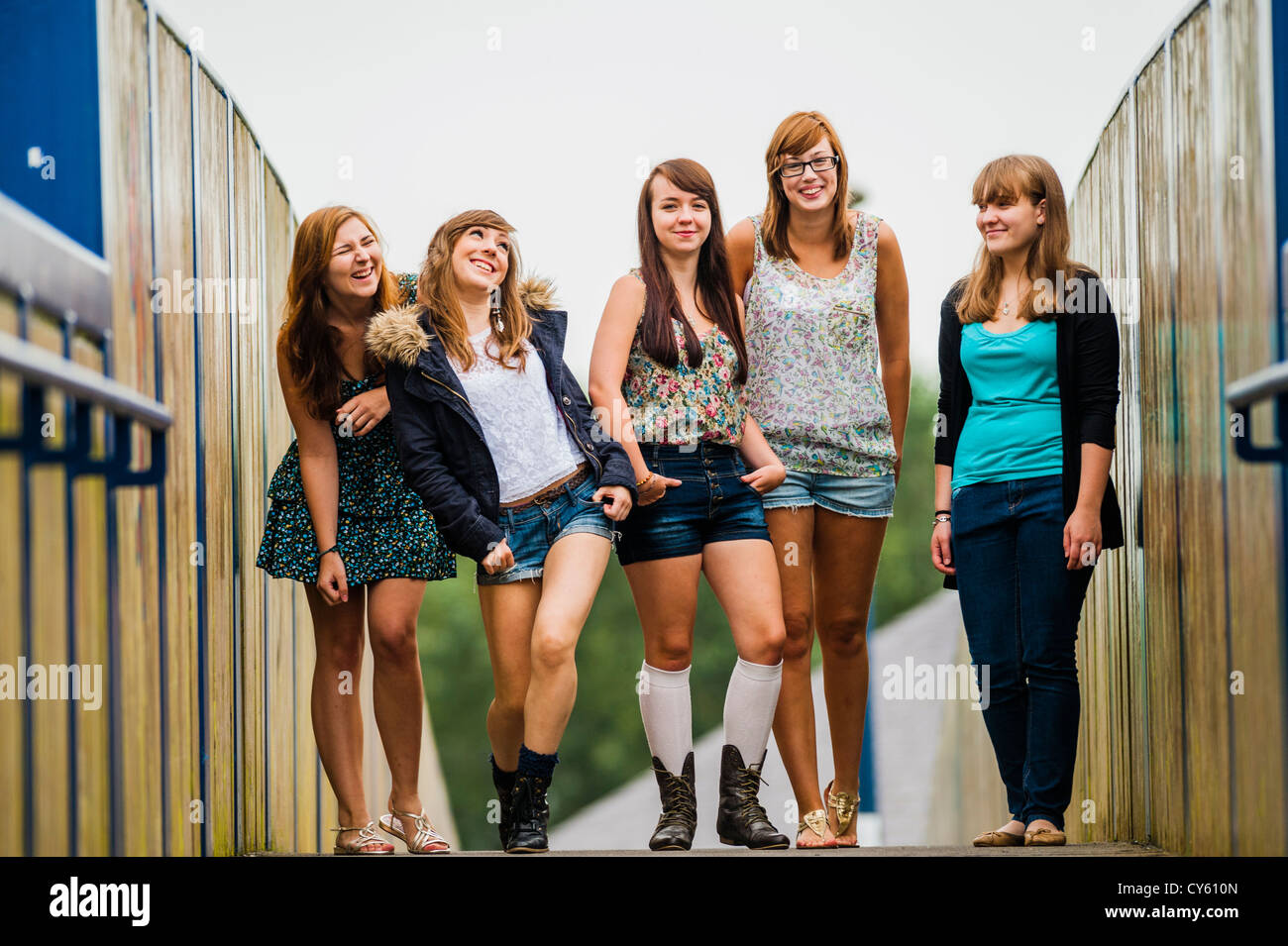 Un gruppo di cinque 5 giovane adolescente inglese britannico welsh teen ragazze adolescenti amici assieme all'aperto REGNO UNITO Foto Stock