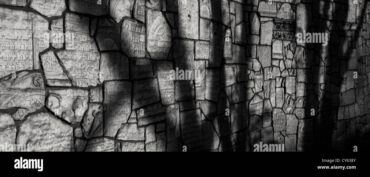 Tree ombre sul Muro del Pianto costruito da frammenti di pietre tombali, Sinagoga Remuh, Kazimierz, Cracovia in Polonia Foto Stock