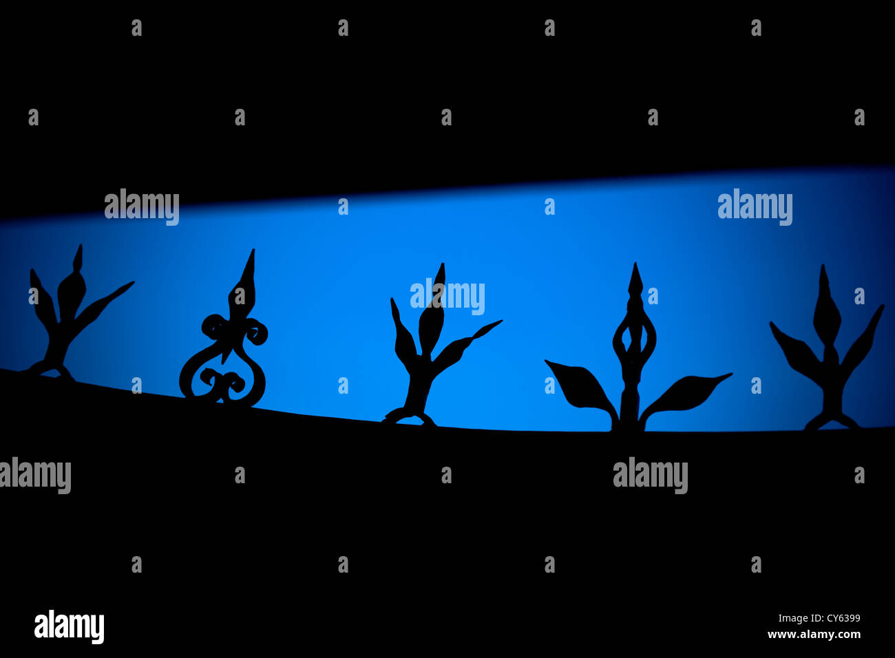 Silhouette di parte di Oscar Schindler cancelli di fabbrica, Podgorze, Cracovia in Polonia Foto Stock