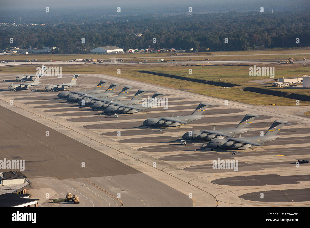 Vista aerea del C-17 velivoli da trasporto schierate al Charleston Air Force Base di Charleston, Carolina del Sud. Foto Stock