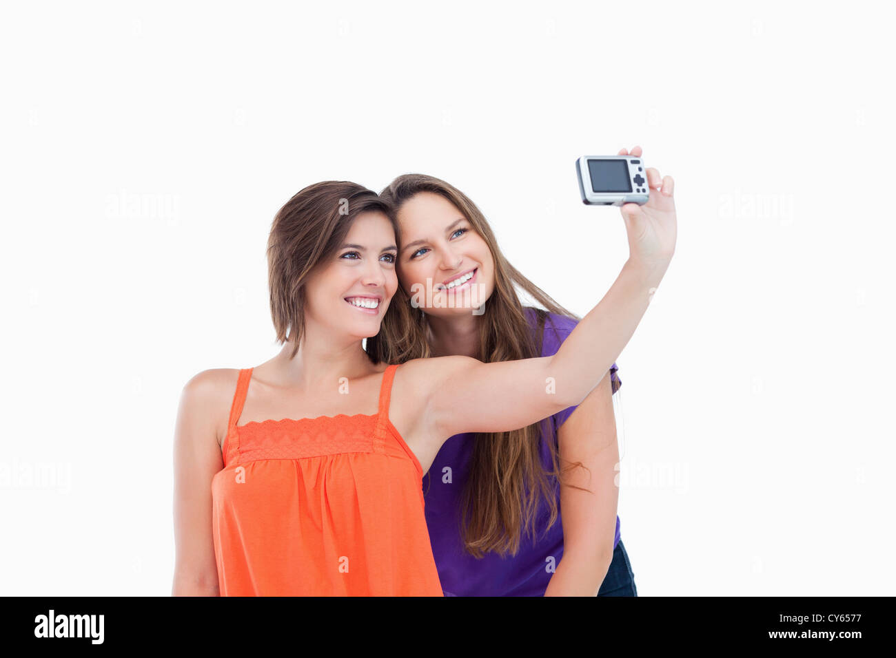 Trasmissione via IR di adolescente di fotografare sé stessa e un amico sorridente Foto Stock