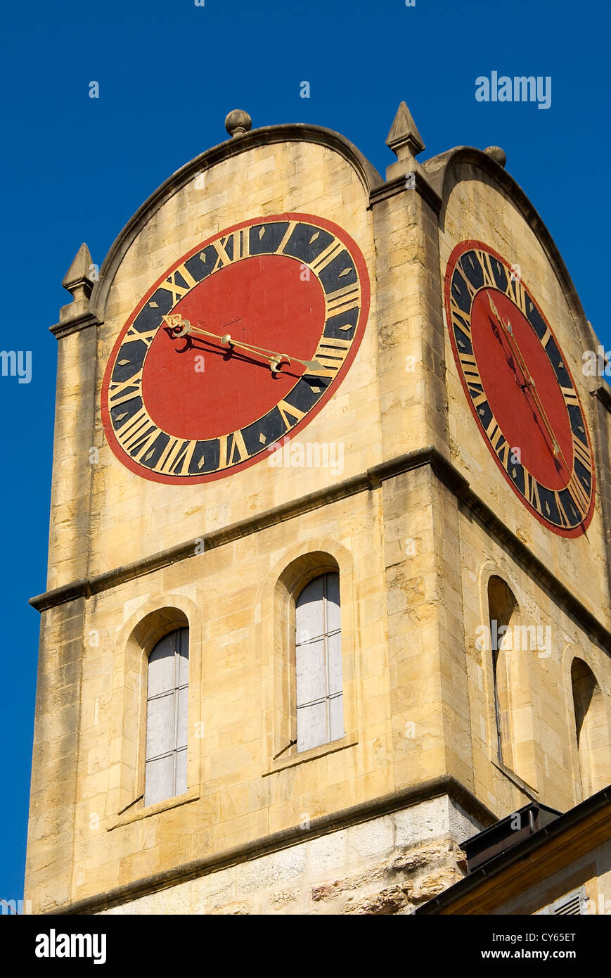 Torre dell'orologio di Neuchâtel contro un cielo blu Foto Stock