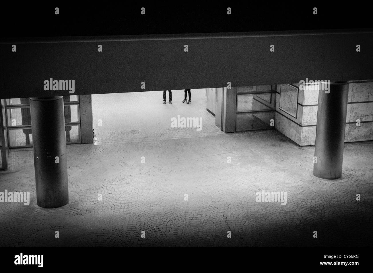 Due persone a tarda notte a Parigi Metro dicendo buonanotte. Foto Stock