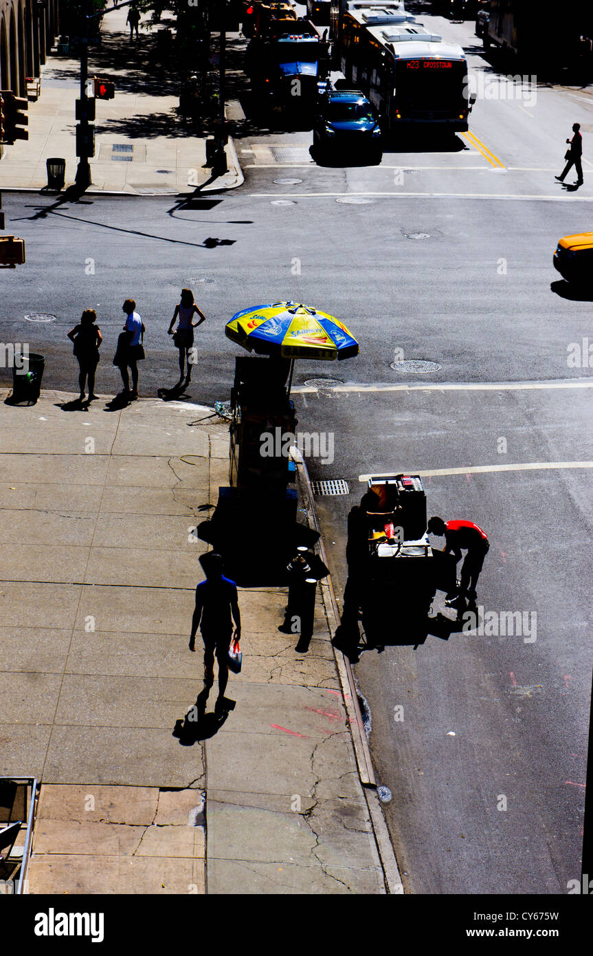 I Newyorkesi di andare circa la loro giornata su una soleggiata giornata estiva nel centro cittadino di Manhattan. Foto Stock